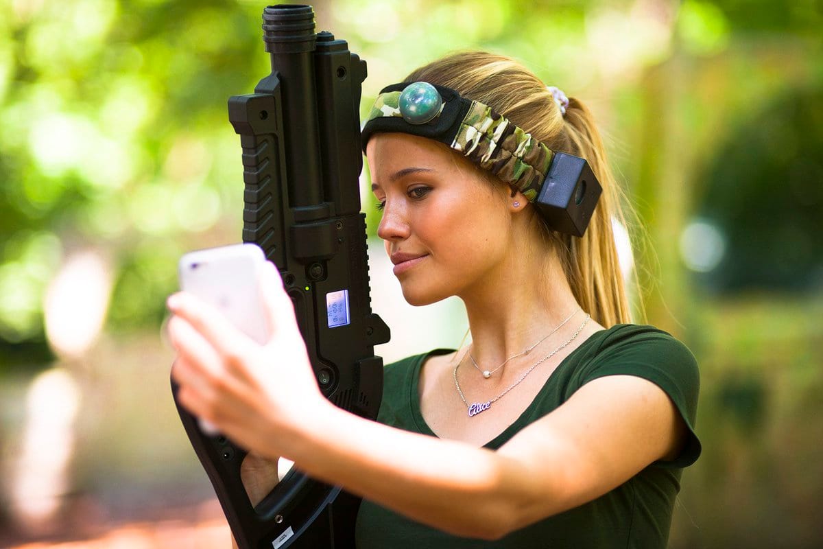Partecipante con dispositivo e sensori per il Laser Tag