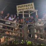 Gruppo durante una partita serale di laser tag in Versilia presso Paintball Toscana