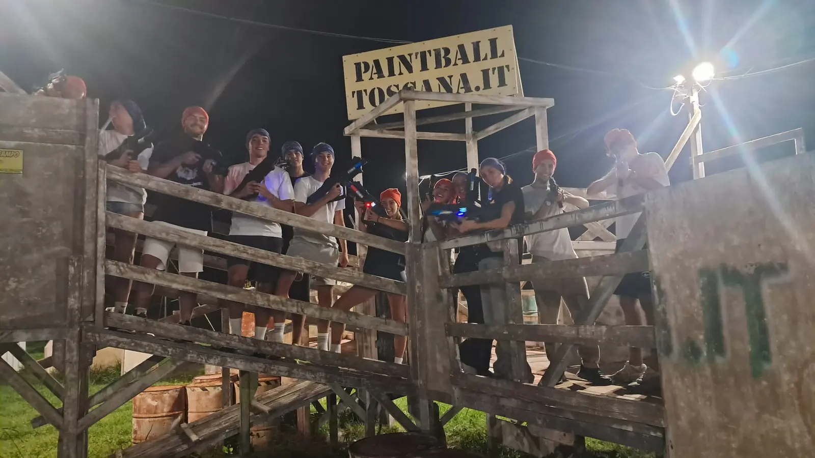 Gruppo con tagger elettronici durante una partita serale di Laser Tag a Camaiore – Versilia